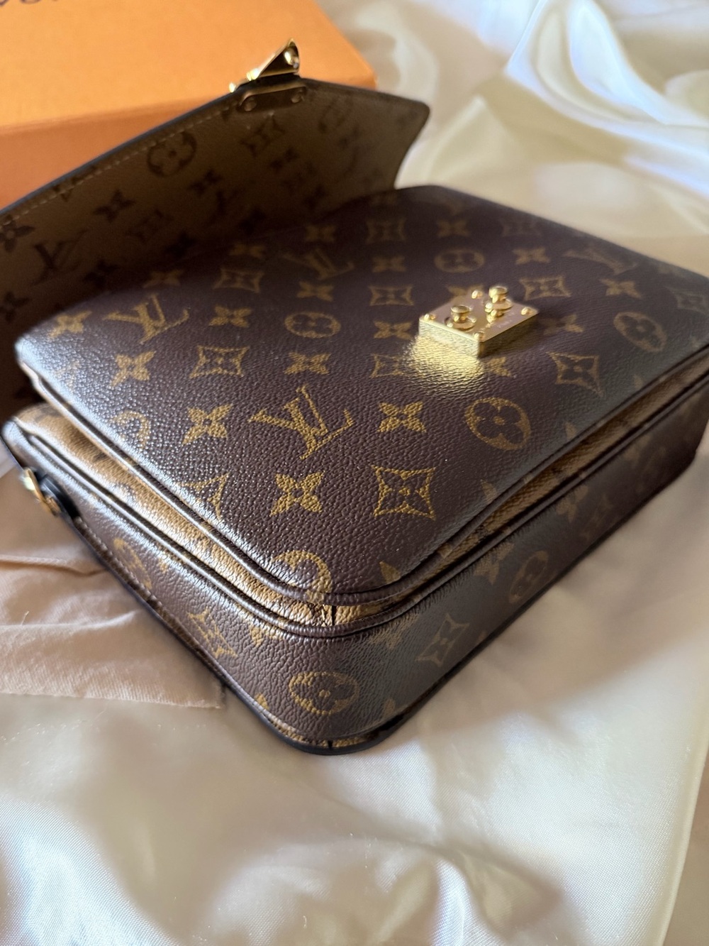 Authentic LV Pochette Métis Monogram Reverse - Picture 9 of 14